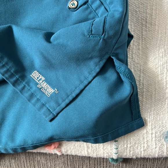 small scrub top (2 of 2) - Picture 5 of 6